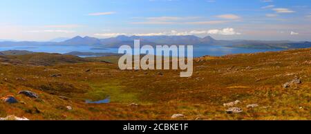 Vue panoramique sur les montagnes de Cuilin sur l'île de Skye, vue de Bealach na ba pendant une belle journée d'été. West Highlands and Islands, Écosse, Royaume-Uni Banque D'Images