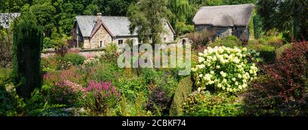 Vue panoramique sur la terrasse inférieure du jardin clos à la Garden House, Buckland Monachorum, Devon à la fin de l'été Banque D'Images