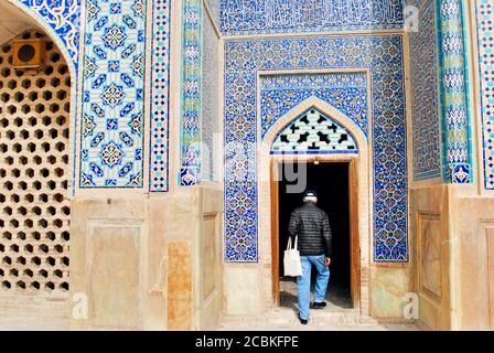 Un touriste senior visite le complexe Amir Chakhmag, construit au XVe siècle, dans l'Iran de Yazd, un jour ensoleillé. Banque D'Images