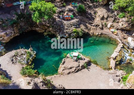 Piscine naturelle claire à Akchour, Parc National de Talassemtane, Maroc Banque D'Images