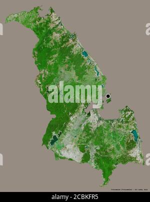 Forme de Trincomalee, district de Sri Lanka, avec sa capitale isolée sur un fond de couleur unie. Imagerie satellite. Rendu 3D Banque D'Images