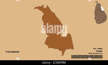 Forme de Trincomalee, district de Sri Lanka, avec sa capitale isolée sur fond solide. Échelle de distance, aperçu de la région et libellés. Composition de Banque D'Images