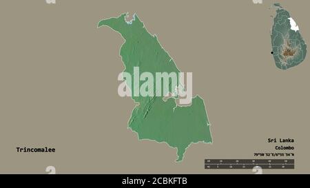 Forme de Trincomalee, district de Sri Lanka, avec sa capitale isolée sur fond solide. Échelle de distance, aperçu de la région et libellés. Rel. Topographique Banque D'Images