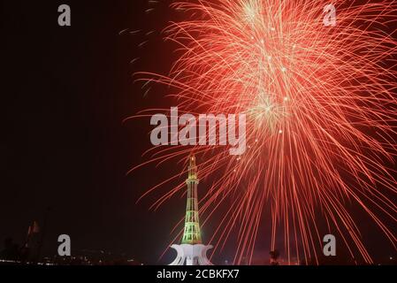 Une vue magnifique sur les feux d'artifice sur la place historique Minar-e-Pakistan pendant la nuit pendant les célébrations marquant la fête de l'indépendance du Pakistan (jour national) à Lahore. Alors que la nation commence à se préparer à la 73e Journée de l'indépendance du Pakistan dans des manières bien ajustées, les presses à imprimer sont occupées jour et nuit pour imprimer les articles qui sont en grande demande. En outre, les véhicules pourraient être vus sur des routes peintes avec des couleurs de drapeau national, ce qui montre l'enthousiasme des gens pour commémorer le jour de l'indépendance du pays.la célébration annuelle est tous les 14 août. Le Banque D'Images