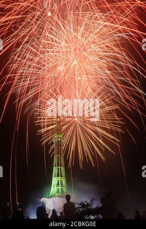 Une vue magnifique sur les feux d'artifice sur la place historique Minar-e-Pakistan pendant la nuit pendant les célébrations marquant la fête de l'indépendance du Pakistan (jour national) à Lahore. Alors que la nation commence à se préparer à la 73e Journée de l'indépendance du Pakistan dans des manières bien ajustées, les presses à imprimer sont occupées jour et nuit pour imprimer les articles qui sont en grande demande. En outre, les véhicules pourraient être vus sur des routes peintes avec des couleurs de drapeau national, ce qui montre l'enthousiasme des gens pour commémorer le jour de l'indépendance du pays.la célébration annuelle est tous les 14 août. Le Banque D'Images