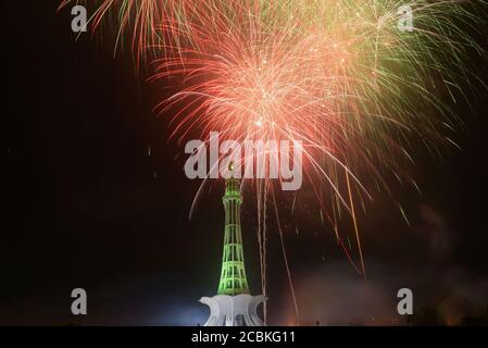 Une vue magnifique sur les feux d'artifice sur la place historique Minar-e-Pakistan pendant la nuit pendant les célébrations marquant la fête de l'indépendance du Pakistan (jour national) à Lahore. Alors que la nation commence à se préparer à la 73e Journée de l'indépendance du Pakistan dans des manières bien ajustées, les presses à imprimer sont occupées jour et nuit pour imprimer les articles qui sont en grande demande. En outre, les véhicules pourraient être vus sur des routes peintes avec des couleurs de drapeau national, ce qui montre l'enthousiasme des gens pour commémorer le jour de l'indépendance du pays.la célébration annuelle est tous les 14 août. Le Banque D'Images