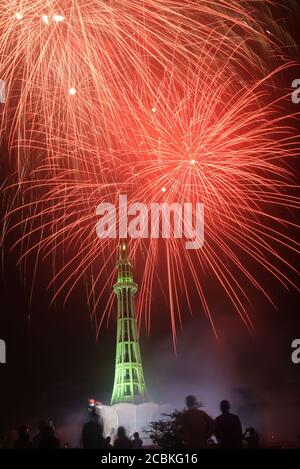 Une vue magnifique sur les feux d'artifice sur la place historique Minar-e-Pakistan pendant la nuit pendant les célébrations marquant la fête de l'indépendance du Pakistan (jour national) à Lahore. Alors que la nation commence à se préparer à la 73e Journée de l'indépendance du Pakistan dans des manières bien ajustées, les presses à imprimer sont occupées jour et nuit pour imprimer les articles qui sont en grande demande. En outre, les véhicules pourraient être vus sur des routes peintes avec des couleurs de drapeau national, ce qui montre l'enthousiasme des gens pour commémorer le jour de l'indépendance du pays.la célébration annuelle est tous les 14 août. Le Banque D'Images