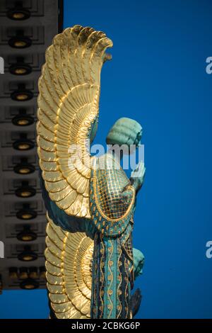 Eglise Otto Wagner Kirche am Steinhof Angel Statue Detail, une sculpture Art Nouveau avec ailes d'or à Vienne, Autriche Banque D'Images