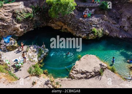 L'eau claire de la rivière Akchour, Maroc Banque D'Images