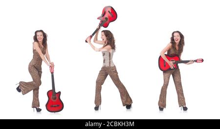 La femme en vêtements de léopard sur blanc avec guitare Banque D'Images