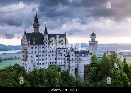 Belle vue de la célèbre château de Neuschwanstein, le xixe siècle palais néo-roman construit pour le Roi Ludwig II sur une falaise près de robuste Banque D'Images