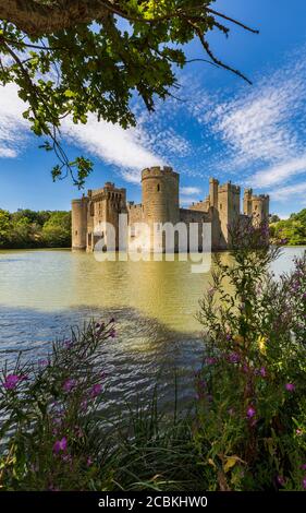 Château médiéval de Bodiam et douve défensive à Sussex, Angleterre Banque D'Images