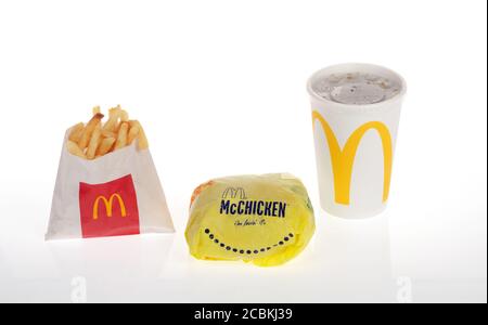 Sandwich au poulet McChicken McDonald's avec frites ou frites & soda Banque D'Images