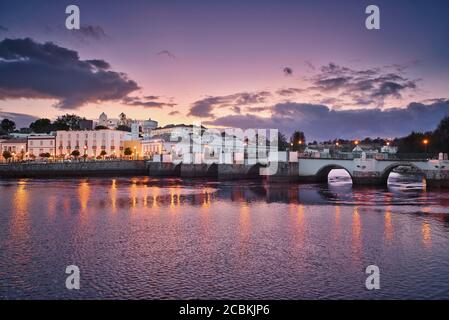 Photo de la ville de Tavira au Portugal au coucher du soleil heure Banque D'Images