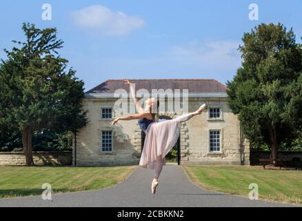 Artiste du Royal Ballet Charlotte Tomkinson dans le domaine du Cusworth Hall à Doncaster, dans le Yorkshire, alors que le Royal Ballet et le Doncaster Council se préparent avant la danse Doncaster, un programme d'engagement communautaire inspiré par le ballet Romeo et Juliette. Banque D'Images