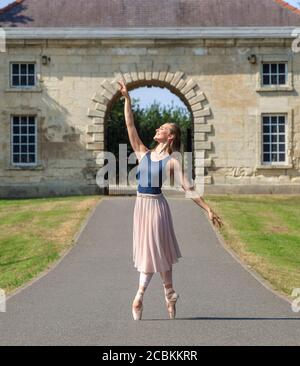 Artiste du Royal Ballet Charlotte Tomkinson dans le domaine du Cusworth Hall à Doncaster, dans le Yorkshire, alors que le Royal Ballet et le Doncaster Council se préparent avant la danse Doncaster, un programme d'engagement communautaire inspiré par le ballet Romeo et Juliette. Banque D'Images