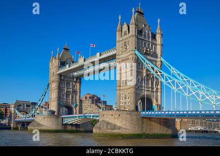 Angleterre, Londres, Tower Bridge vu de la rive sud de la Tamise. Banque D'Images