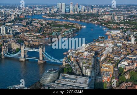 Angleterre, Londres, Tower Bridge et la Tamise vus depuis le pont d'observation sur le Shard connu sous le nom de la vue depuis le Shard. Banque D'Images