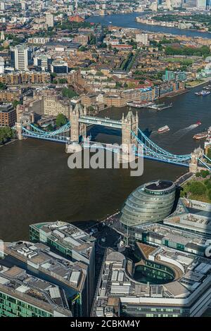 Angleterre, Londres, Tower Bridge et la Tamise vus depuis le pont d'observation sur le Shard connu sous le nom de la vue depuis le Shard. Banque D'Images