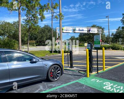 Orlando,FL/USA- 6/18/20: Une Tesla garée dans la place de stationnement EV dans le stationnement de SeaWorld à Orlando, en Floride. Banque D'Images