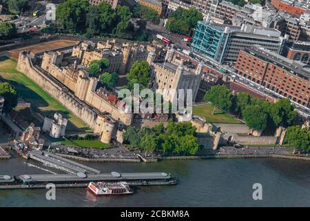 Angleterre, Londres, la Tour de Londres et la Tamise vus depuis le pont d'observation sur le Shard connu sous le nom de la vue du Shard. Banque D'Images