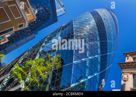 Angleterre, Londres, le bâtiment Swiss Re 30 St Mary Ax, également connu sous le nom de Gherkin, gratte-ciel commercial conçu par l'architecte Sir Norman Fost Banque D'Images