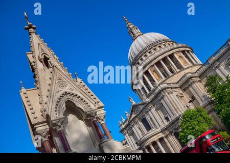 Angleterre, Londres, vue sur la cathédrale St Paul depuis Cannon Street avec le légendaire bus rouge de Londres qui passe à côté. Banque D'Images