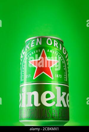 Lima, Pérou - août 10 2020: La bière Heineken peut fond vert. La bière Heineken est le produit phare de Heineken International. Banque D'Images