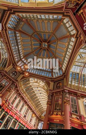 Angleterre, Londres, détail du toit intérieur du Leadenhall Market. Banque D'Images