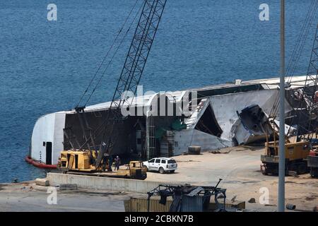 (200814) -- BEYROUTH, le 14 août 2020 (Xinhua) -- la photo prise le 14 août 2020 montre un navire endommagé au port de Beyrouth au Liban. Deux explosions ont secoué Beyrouth le 4 août, tuant 177 personnes et en blessant au moins 6,000. (Xinhua/Bilal Jawich) Banque D'Images