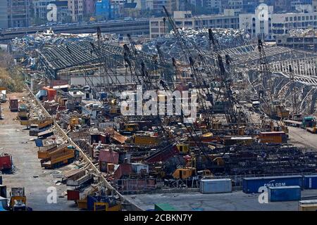 (200814) -- BEYROUTH, le 14 août 2020 (Xinhua) -- la photo prise le 14 août 2020 montre des dommages au port de Beyrouth au Liban. Deux explosions ont secoué Beyrouth le 4 août, tuant 177 personnes et en blessant au moins 6,000. (Xinhua/Bilal Jawich) Banque D'Images