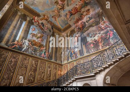 Angleterre, Richmond-upon-Thames. Hampton court Palace, l'escalier du roi avec une balustrade en fer forgé et une murale peinte par l'artiste italien Ant Banque D'Images