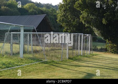 Entraînez-vous à ranger vos buts de football ou de football à proximité d'un terrain de jeu ou d'un terrain de football grâce à l'enfermez et au coronavirus et au Covid19. Banque D'Images