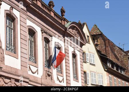 Drapeau français sur le bâtiment du tribunal de district de Colmar, France dans le centre-ville. Banque D'Images