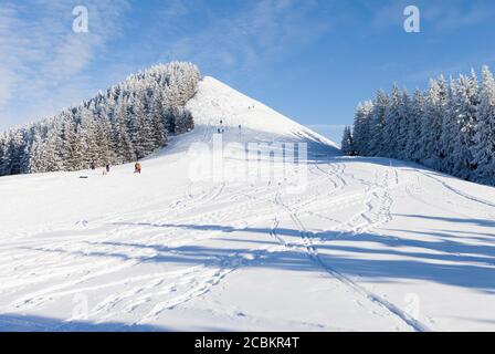 Pistes de ski sur piste enneigée Banque D'Images