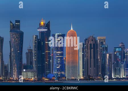 Gratte-ciels du centre-ville de Doha la nuit, Qatar Banque D'Images