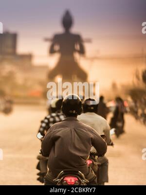 Scooter cavaliers voyageant en ville, Battambang, Cambodge Banque D'Images