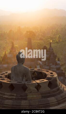 Bouddha et brume matinale, le temple bouddhiste de Borobudur, Java, Indonésie Banque D'Images