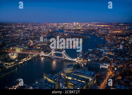 Vue sur la Tamise et le pont de la Tour la nuit, Londres, Royaume-Uni Banque D'Images