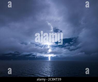 Orage au-dessus de la baie de Yumani, Isla del sol, lac Titicaca, Bolivie, Amérique du Sud Banque D'Images