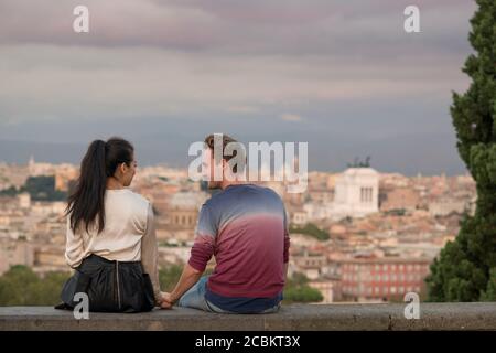 Couple profitant du coucher du soleil depuis la colline de Gianicolo, Rome, Italie Banque D'Images