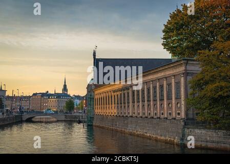 Coucher de soleil sur le canal dans le centre de Copenhague, en Zélande, au Danemark Banque D'Images