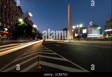 Plaza de la Republica et Obélisque de Buenos Aires la nuit, Buenos Aires, Argentine Banque D'Images