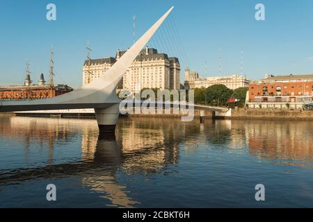 Vue sur la passerelle Puente de la Mujer, Puerto Madero, Buenos Aires, Argentine Banque D'Images