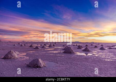 Le sel s'empile sur des plats de sel au coucher du soleil, Salar de Uyuni, Antiplano du Sud, Bolivie, Amérique du Sud Banque D'Images