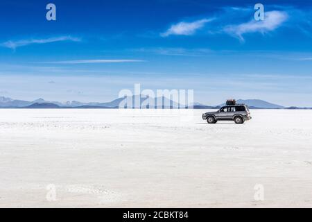 Camion tout-terrain sur des salines, Salar de Uyuni, Southern Antiplano, Bolivie, Amérique du Sud Banque D'Images