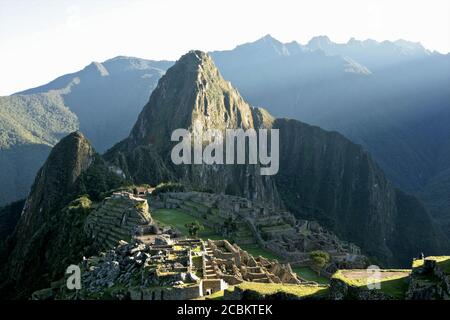 Vue de sunbeam sur Huayna Picchu à Dawn Machu Picchu, Vallée Sacrée, Pérou, Amérique du Sud Banque D'Images