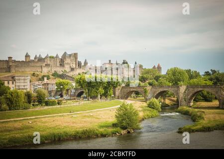Vue sur le pont et la ville, Carcassonne, Languedoc-Roussillon, France Banque D'Images