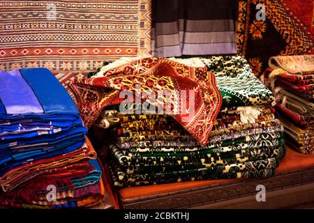 Tapis traditionnels à vendre sur le marché marocain Banque D'Images