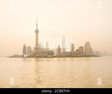 Quartier des affaires de Pudong de l'autre côté de Yangtze, Shanghai, Chine Banque D'Images